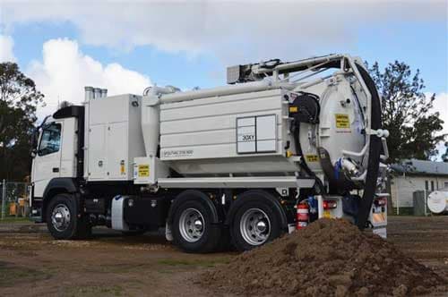 Hydro vacuum excavation truck